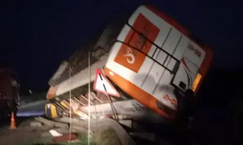 वाराणसी में ड्राइवर ने डंपर से टकराई बस! चार यात्री घायल...