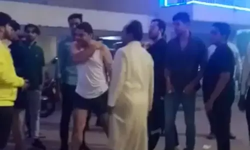 NCR में यूपी पुलिस का खौफ खत्म: गाजियाबाद के गौरव त्यागी ने अर्धनग्न हालत में महिला को गाली गलौज कर पीटा, देखिए पूरा वीडियो NCR में यूपी पुलिस का खौफ खत्म: गाजियाबाद के गौरव त्यागी ने अर्धनग्न हालत में महिला को गाली गलौज कर पीटा, देखिए पूरा वीडियो