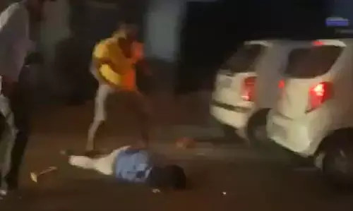 दरोगा के बेटे की पीट पीट हत्या से गाजियाबाद में मचा हड़कंप दरोगा के बेटे की पीट पीट हत्या से गाजियाबाद में मचा हड़कंप