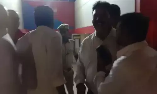 नशे में धुत सिपाही ने मचाया उत्पात: वाराणसी के मंडुवाडीह थाने आए फरियादियों से की बदसलूकी; थानेदार ने कराया मेडिकल मुआयना नशे में धुत सिपाही ने मचाया उत्पात: वाराणसी के मंडुवाडीह थाने आए फरियादियों से की बदसलूकी; थानेदार ने कराया मेडिकल मुआयना
