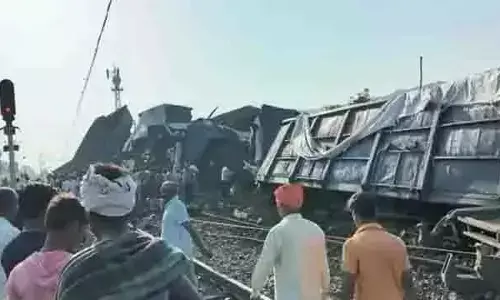 मालगाड़ी का भीषण हादसा, एक-दूसरे पर चढ़े 50 से ज्यादा डिब्बे मालगाड़ी का भीषण हादसा, एक-दूसरे पर चढ़े 50 से ज्यादा डिब्बे