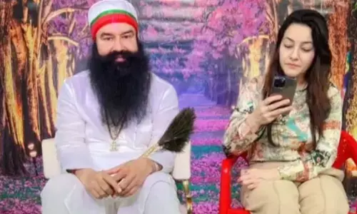 पैरोल पर जेल से बाहर आए राम रहीम ने हनीप्रीत का बदला नाम, गद्दी को लेकर कह दी ये बड़ी बात पैरोल पर जेल से बाहर आए राम रहीम ने हनीप्रीत का बदला नाम, गद्दी को लेकर कह दी ये बड़ी बात