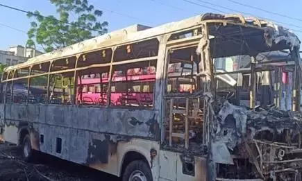 दीए जलाकर बस में सो गए थे ड्राइवर और कंडक्टर, आग लगने से मदन और इब्राहीम दोनों जिंदा जले दीए जलाकर बस में सो गए थे ड्राइवर और कंडक्टर, आग लगने से मदन और इब्राहीम दोनों जिंदा जले