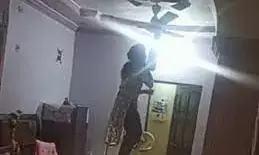 पत्नी लगा रही थी फांसी और पति बनाता रहा वीडियो, पत्नी की मौत के बाद उड़े होश वीडियो पर लोग दे रहे है गालियां पत्नी लगा रही थी फांसी और पति बनाता रहा वीडियो, पत्नी की मौत के बाद उड़े होश वीडियो पर लोग दे रहे है गालियां