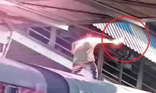 रेल इंजन पर चढ़ बिजली तार छूते ही हुआ धमाका, फिर हुआ युवक का ये हाल रेल इंजन पर चढ़ बिजली तार छूते ही हुआ धमाका, फिर हुआ युवक का ये हाल