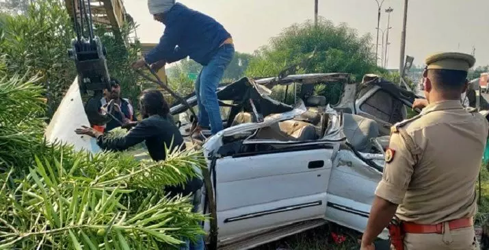 प्रयागराज में भीषण सड़क हादसा, तेज रफ्तार कार बिजली पोल से टकराई, 5 की दर्दनाक मौत प्रयागराज में भीषण सड़क हादसा, तेज रफ्तार कार बिजली पोल से टकराई, 5 की दर्दनाक मौत
