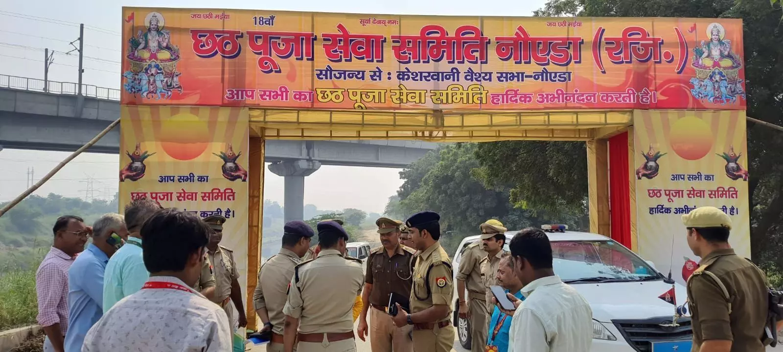 अपर आयुक्त रविशंकर छवि ने डीसीपी हरीशचंदर ने किया छठ पूजा पंडाल व बैराज घाट के आस-पास का निरीक्षण