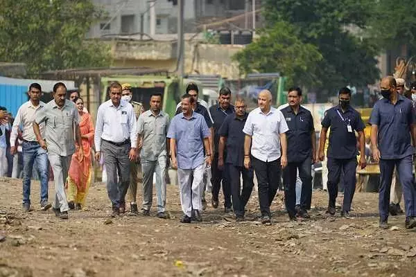 गणेश लक्ष्मी के बाद कचरे पर केजरीवाल, कहा- बीजेपी ने दिल्ली को कर दिया कूड़ा-कूड़ा