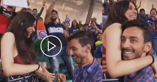 मैच के दौरान दर्शकों में बैठे भारतीय फैंस ने लड़की को किया प्रपोज, तो झूम उठा पूरा स्टेडियम