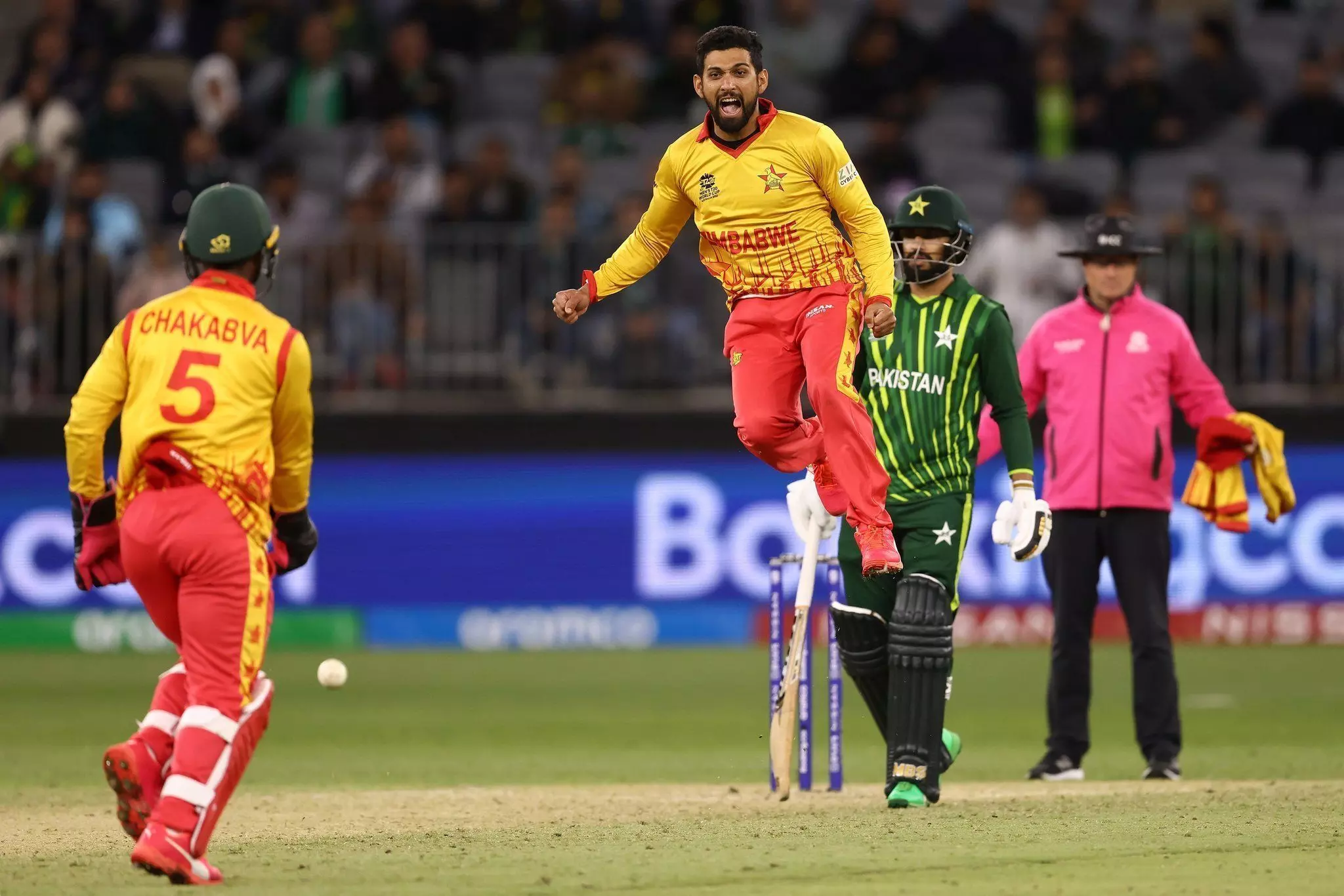 PAKvsZIM : T20 World Cup में बड़ा उलटफेर, रोमांचक मैच में जिम्बाब्वे ने पाकिस्तान को एक रन से हराया