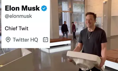 Elon Musk : हाथों में वॉश बेसिन लेकर ट्विटर हेडक्वार्टर पहुंचे एलन मस्क, Twitter Bio में लिखा- Chief Twit Elon Musk : हाथों में वॉश बेसिन लेकर ट्विटर हेडक्वार्टर पहुंचे एलन मस्क, Twitter Bio में लिखा- Chief Twit