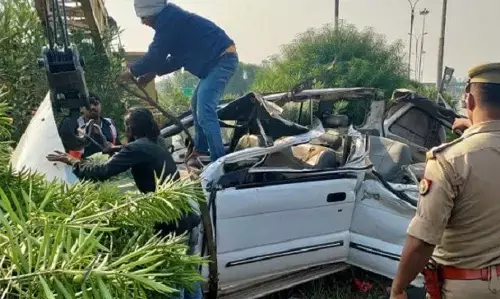 प्रयागराज में भीषण सड़क हादसा, तेज रफ्तार कार बिजली पोल से टकराई, 5 की दर्दनाक मौत प्रयागराज में भीषण सड़क हादसा, तेज रफ्तार कार बिजली पोल से टकराई, 5 की दर्दनाक मौत