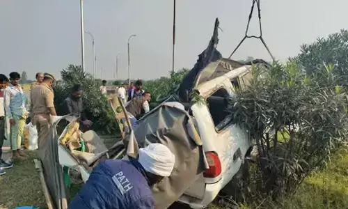 प्रयागराज में ब्रेकर से उछलकर 5 बार पलटी कार, एक महिला का सिर धड़ से अलग होकर दूर जा गिरा, 6 की मौत प्रयागराज में ब्रेकर से उछलकर 5 बार पलटी कार, एक महिला का सिर धड़ से अलग होकर दूर जा गिरा, 6 की मौत