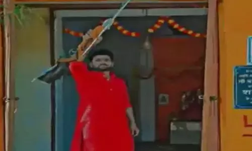 मंदिर के गेट पर भगवाधारी युवक करने लगा फायरिंग, वीडियो वायरल होने के बाद हुआ अरेस्ट मंदिर के गेट पर भगवाधारी युवक करने लगा फायरिंग, वीडियो वायरल होने के बाद हुआ अरेस्ट