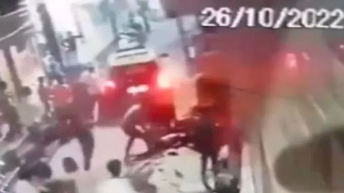 बाइक सवार से झगड़े के बाद कई लोगों पर चढ़ाई कार, चीखे लोग लेकिन नहीं रुका,  CCTV में कैद हुई वारदात