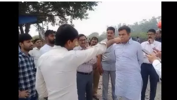 नफरती भाषण, गाली, गलौज और बदतमीजी का बीजेपी के कॉपीराइट, लेकिन जनता ने किया सवाल तो सांसद जी खिसक लिए नफरती भाषण, गाली, गलौज और बदतमीजी का बीजेपी के कॉपीराइट, लेकिन जनता ने किया सवाल तो सांसद जी खिसक लिए