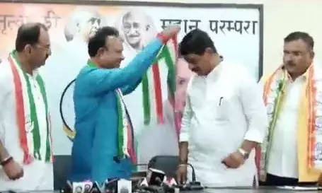 शंकर सिंह बाघेला के पुत्र पूर्व विधायक महेंद्र वाघेला ने थामा कांग्रेस का हाथ शंकर सिंह बाघेला के पुत्र पूर्व विधायक महेंद्र वाघेला ने थामा कांग्रेस का हाथ