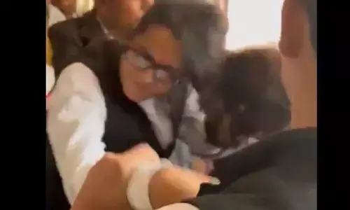 कासगंज न्यायालय बना जंग का मैदान, दो महिला वकीलों में जमकर चली लात घूंसे कासगंज न्यायालय बना जंग का मैदान, दो महिला वकीलों में जमकर चली लात घूंसे