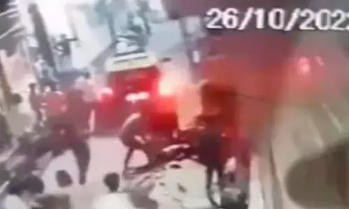 बाइक सवार से झगड़े के बाद कई लोगों पर चढ़ाई कार, चीखे लोग लेकिन नहीं रुका,  CCTV में कैद हुई वारदात