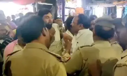 UP : सपा विधायक और पुलिस से हुई जमकर बहस? वीडियो सामने आने पर जांच के आदेश, जानें पूरा मामला UP : सपा विधायक और पुलिस से हुई जमकर बहस? वीडियो सामने आने पर जांच के आदेश, जानें पूरा मामला