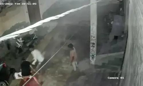 गाजियाबाद से हैरान करे वाला वीडियो आया सामने... पहले बुलेट से मारी टक्कर फिर लात घूंसों से पीटा