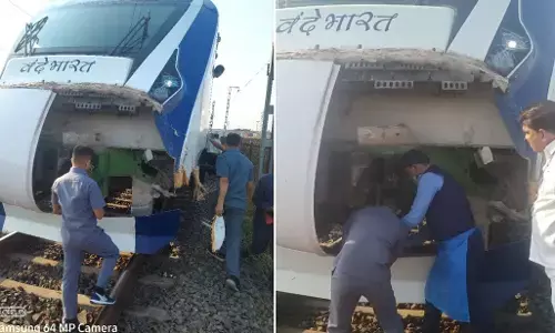 वंदे भारत एक्सप्रेस फिर हुई क्षतिग्रस्त, गाय को पटरी पर लगी टक्कर, ट्रेन का अगला हिस्सा टूटा वंदे भारत एक्सप्रेस फिर हुई क्षतिग्रस्त, गाय को पटरी पर लगी टक्कर, ट्रेन का अगला हिस्सा टूटा