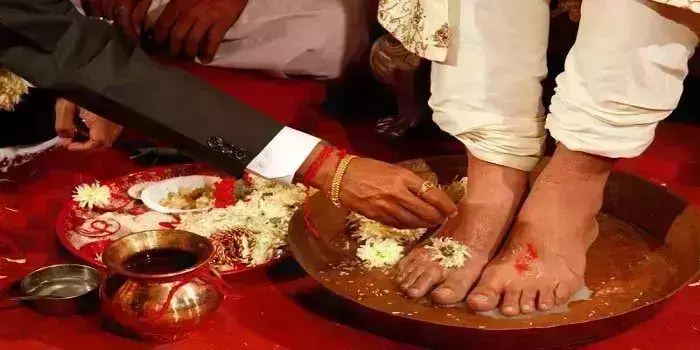 शास्त्रों में पैर धोना क्यों माना जाता है शुभ, जाने धर्मशास्त्र के अनुसार.... शास्त्रों में पैर धोना क्यों माना जाता है शुभ, जाने धर्मशास्त्र के अनुसार....