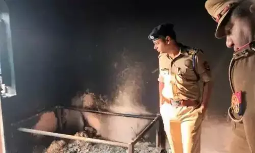 Saharanpur Breaking News: рдкрддреНрдиреА рдФрд░ рд╕рд╛рд╕ рдкрд░ рдкреЗрдЯреНрд░реЛрд▓ рдЫрд┐реЬрдХрдХрд░ рдЬрд┐рдВрджрд╛ рд▓рдЧрд╛рдИ рдЖрдЧ, рдПрдХ рдХреА рдореМрдд Saharanpur Breaking News: рдкрддреНрдиреА рдФрд░ рд╕рд╛рд╕ рдкрд░ рдкреЗрдЯреНрд░реЛрд▓ рдЫрд┐реЬрдХрдХрд░ рдЬрд┐рдВрджрд╛ рд▓рдЧрд╛рдИ рдЖрдЧ, рдПрдХ рдХреА рдореМрдд