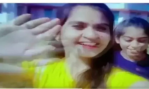 हाथों में सल्फास की गोलियां और चेहरे पर हंसी, देखिए 3 लड़कियों की खुदकुशी वाला वीडियो हाथों में सल्फास की गोलियां और चेहरे पर हंसी, देखिए 3 लड़कियों की खुदकुशी वाला वीडियो