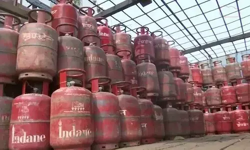 यूपी चुनाव से पहले गृह मंत्री अमित शाह का वादा निकला झूँठा, नहीं मिला होली दिवाली पर फ्री सिलेंडर, उज्ज्वला की वसूली का सच आया सामने