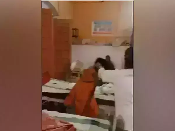 नर्स ने महिला मरीज को पकड़कर जबरन बिस्तर पर धकेला, सीएमएस ने कही यह बात...