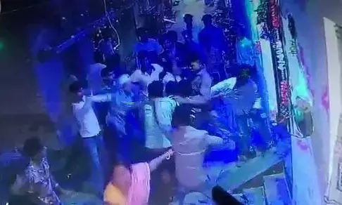 किस तरह दबंगों ने घर से खींचकर नाबालिग लड़की को बुरी तरह पीटा और कपड़े फाड़ दिए, देखें पूरा वीडियो