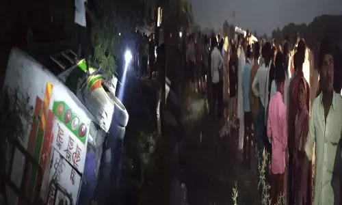 UP : बांदा में खाई में गिरी प्राइवेट बस! कई यात्री घायल UP : बांदा में खाई में गिरी प्राइवेट बस! कई यात्री घायल