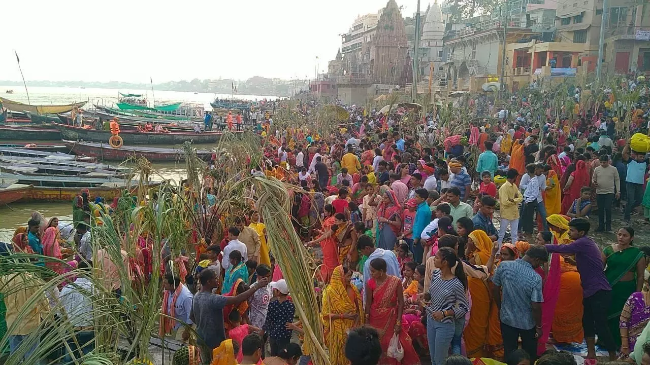 वाराणसी में छठ पर्व पर उमड़ा आस्था का ज्वार! घाट किनारे लोगों ने दिया डूबते सूर्य को अर्घ्य अब कल सुबह की तैयारी...