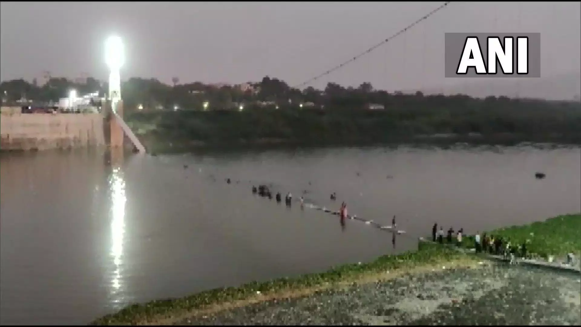 गुजरात में सस्पेंशन ब्रिज टूटा: 400 लोग नदी में गिरे, 10 से ज्यादा मौतों की खबर...मचा हड़कंप..PM मोदी ने किया मुआवजे का ऐलान