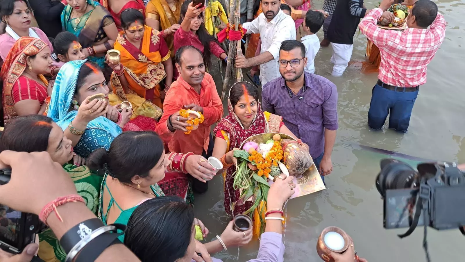 Chhath Puja 2022 : डूबते सूर्य को छठ व्रतियों ने दिया अर्घ्य, घाटों पर उमड़ा आस्था का सैलाब, देखिए तस्वीरें