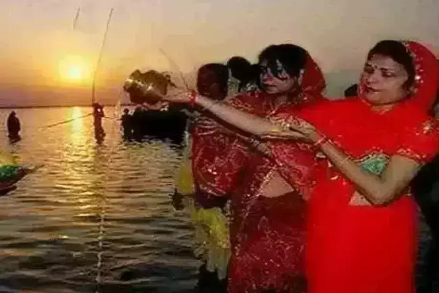 छठ पूजा पर उगते और डूबते हुए सूर्य को क्यों दिया जाता है अर्घ्य,जानें .... छठ पूजा पर उगते और डूबते हुए सूर्य को क्यों दिया जाता है अर्घ्य,जानें ....