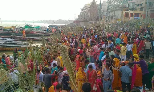वाराणसी में छठ पर्व पर उमड़ा आस्था का ज्वार! घाट किनारे लोगों ने दिया डूबते सूर्य को अर्घ्य अब कल सुबह की तैयारी... वाराणसी में छठ पर्व पर उमड़ा आस्था का ज्वार! घाट किनारे लोगों ने दिया डूबते सूर्य को अर्घ्य अब कल सुबह की तैयारी...