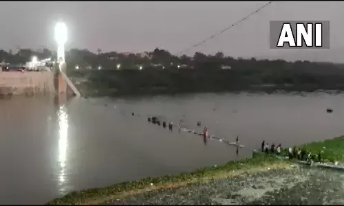 गुजरात में सस्पेंशन ब्रिज टूटा: 400 लोग नदी में गिरे, 10 से ज्यादा मौतों की खबर...मचा हड़कंप..PM मोदी ने किया मुआवजे का ऐलान गुजरात में सस्पेंशन ब्रिज टूटा: 400 लोग नदी में गिरे, 10 से ज्यादा मौतों की खबर...मचा हड़कंप..PM मोदी ने किया मुआवजे का ऐलान