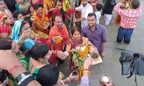 Chhath Puja 2022 : डूबते सूर्य को छठ व्रतियों ने दिया अर्घ्य, घाटों पर उमड़ा आस्था का सैलाब, देखिए तस्वीरें Chhath Puja 2022 : डूबते सूर्य को छठ व्रतियों ने दिया अर्घ्य, घाटों पर उमड़ा आस्था का सैलाब, देखिए तस्वीरें