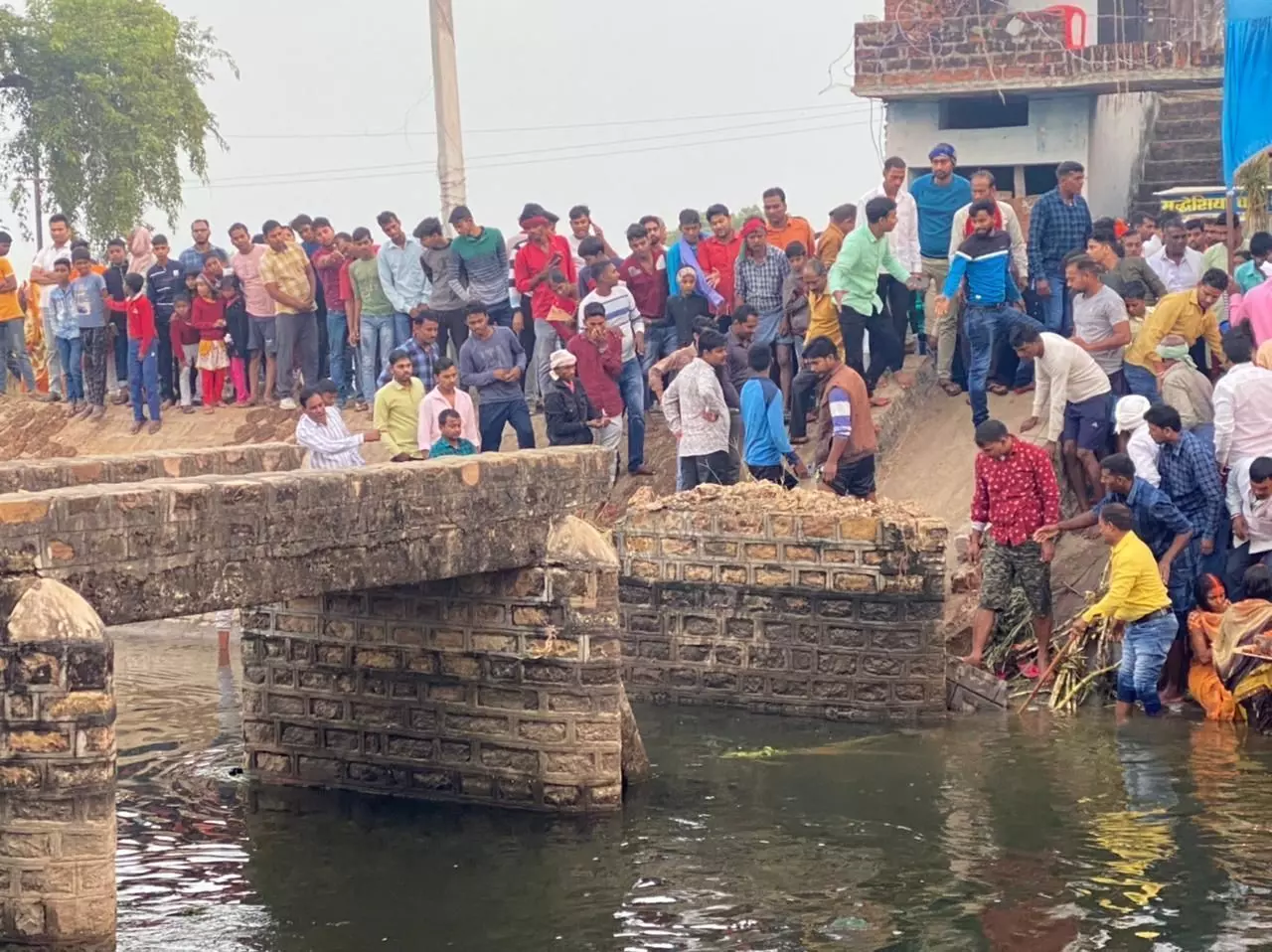 चंदौली में छठ पूजा के दौरान हादसा, कई लोग नहर में गिरे चंदौली में छठ पूजा के दौरान हादसा, कई लोग नहर में गिरे