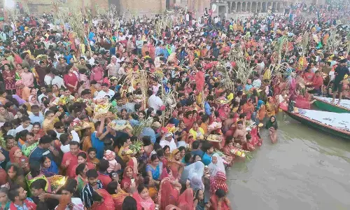 वाराणसी में छठ पूजा! उगते सूर्य को दिया अर्घ्य घाट किनारे उमड़ा आस्था का ज्वार...