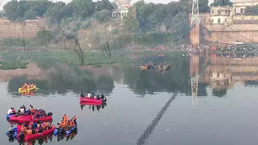 गुजरात के मोरबी में पुल हादसे में अब तक 141 लोगो की मौत,रेस्क्यू आप्रेशन जारी,BJP,कांग्रेस सहित आप ने कार्यक्रम किये स्थगित... गुजरात के मोरबी में पुल हादसे में अब तक 141 लोगो की मौत,रेस्क्यू आप्रेशन जारी,BJP,कांग्रेस सहित आप ने कार्यक्रम किये स्थगित...