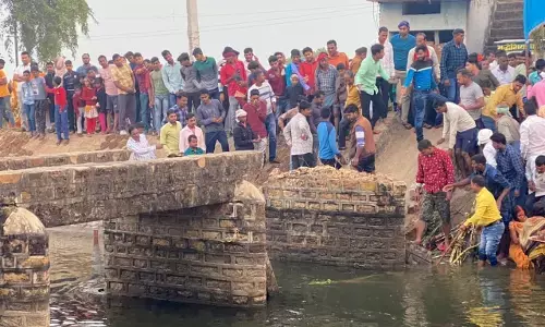 चंदौली में छठ पूजा के दौरान हादसा, कई लोग नहर में गिरे चंदौली में छठ पूजा के दौरान हादसा, कई लोग नहर में गिरे