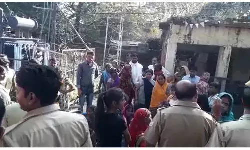 चुनावी नाव को खींचते हुए संजय की मौत पत्नी ने लगाया वशिष्ठ नारायण सोनी चेयरमैन प्रतिनिधि और कर्मचारी पर लगा आरोप चुनावी नाव को खींचते हुए संजय की मौत पत्नी ने लगाया वशिष्ठ नारायण सोनी चेयरमैन प्रतिनिधि और कर्मचारी पर लगा आरोप