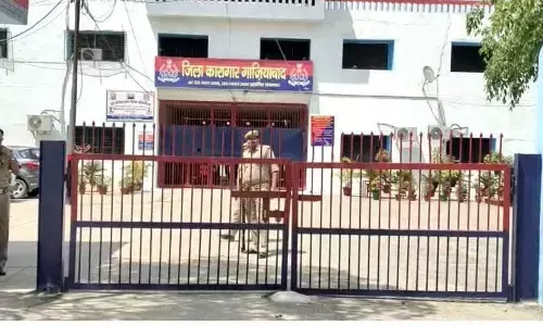 कचहरी के लॉकअप से हिस्ट्रीशीटर की VIDEO कॉल, रेप केस में तारीख पर आया था विशु तोमर, पुलिस जांच में हुई पुष्टि कचहरी के लॉकअप से हिस्ट्रीशीटर की VIDEO कॉल, रेप केस में तारीख पर आया था विशु तोमर, पुलिस जांच में हुई पुष्टि