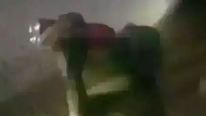 रायबरेली में शराबी बंदर का शराब पीते हुए वीडियो वायरल,लोगो वीडियो देख खूब ले रहे मजे.... रायबरेली में शराबी बंदर का शराब पीते हुए वीडियो वायरल,लोगो वीडियो देख खूब ले रहे मजे....