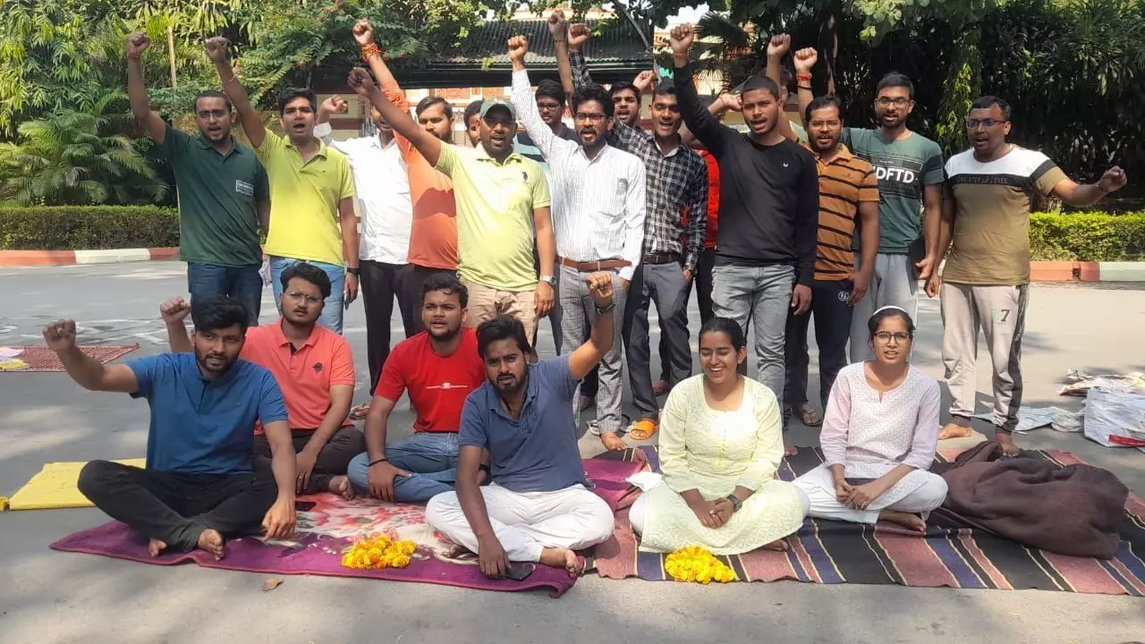 बीएचयू में आयुर्वेद के छात्र छात्राओं ने शुरु किया भूख हड़ताल....