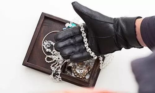 UP : गाजियाबाद में चोरों ने दिखाई दरियादिली, कुरियर से वापस भेजे चोरी किए गहने UP : गाजियाबाद में चोरों ने दिखाई दरियादिली, कुरियर से वापस भेजे चोरी किए गहने