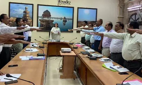 IAS टीना डाबी ने अफसर और कर्मचारियों को क्यों दिलाई ये शपथ? अलग अंदाज में आईं नजर, देखिए- PHOTOS